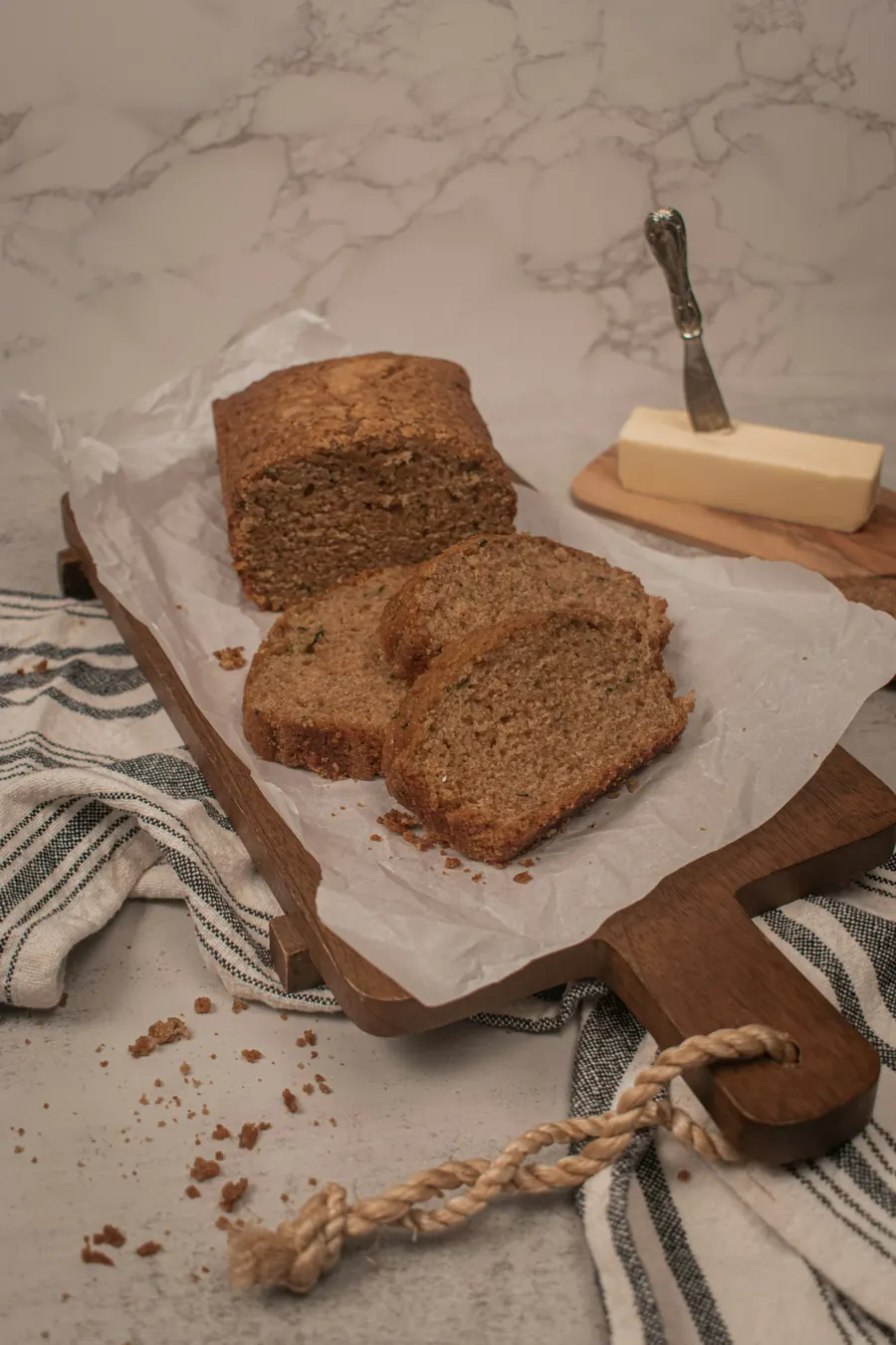 Tranches de pain d'épices sur une planche, sans pot de miel visible
