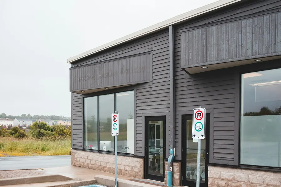 Petit bâtiment de santé contemporain en bardage bois, centre-bourg