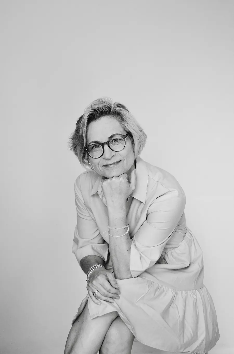 Portrait de Claire en noir et blanc, fond neutre