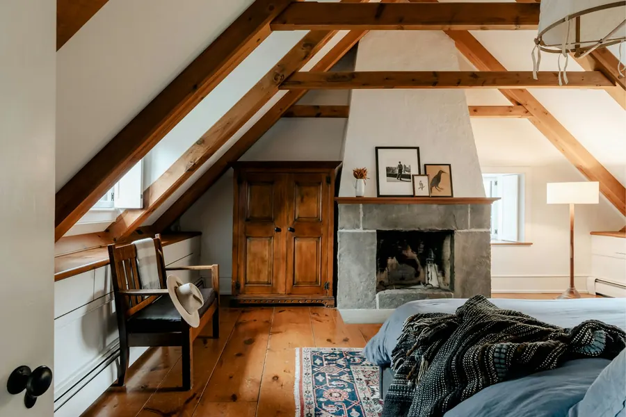 Chambre sous les combles, linge de lin, rangements dans les rampants