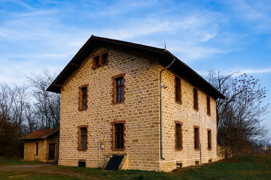 Ancienne longère en pierre isolée dans la campagne