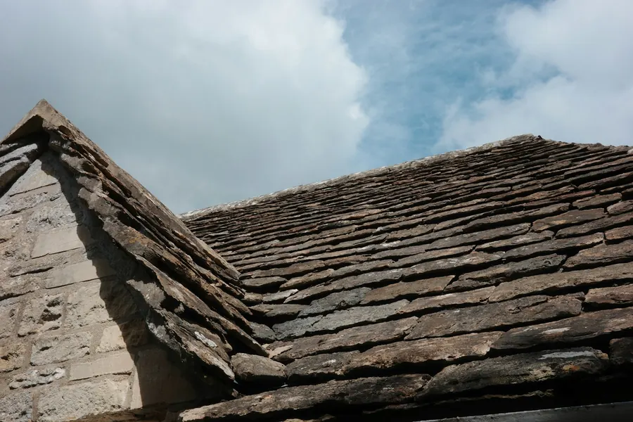 Gros plan d'une toiture en ardoise ancienne