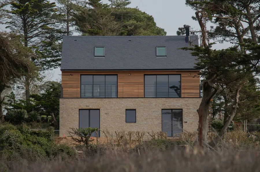 Maison en pierre et bois à étage, parmi les pins, sans vue sur l'eau