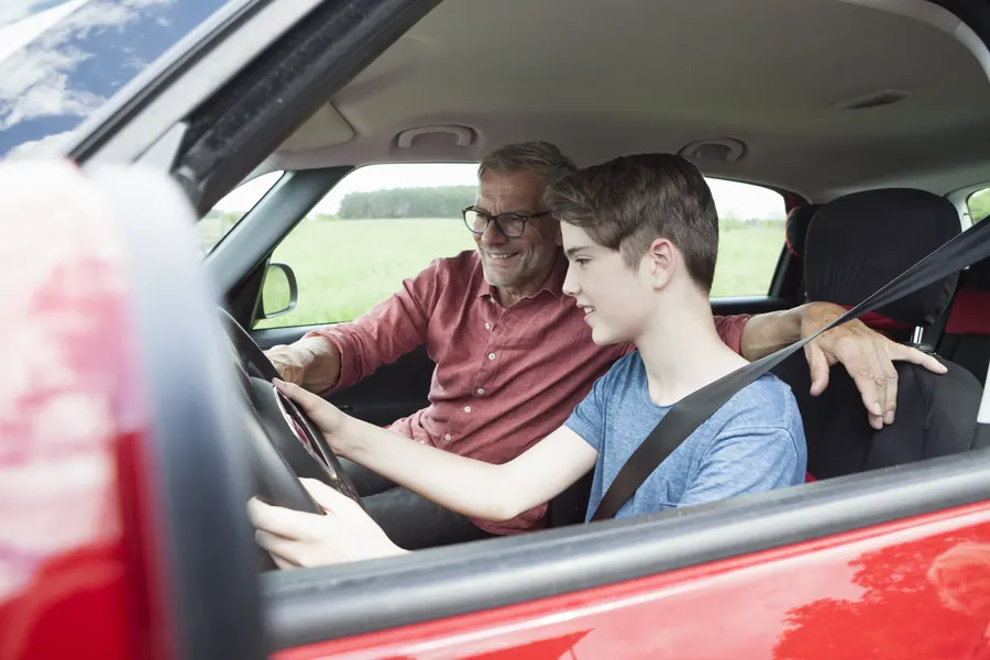 Adolescent au volant, sa mère passagère, route de campagne