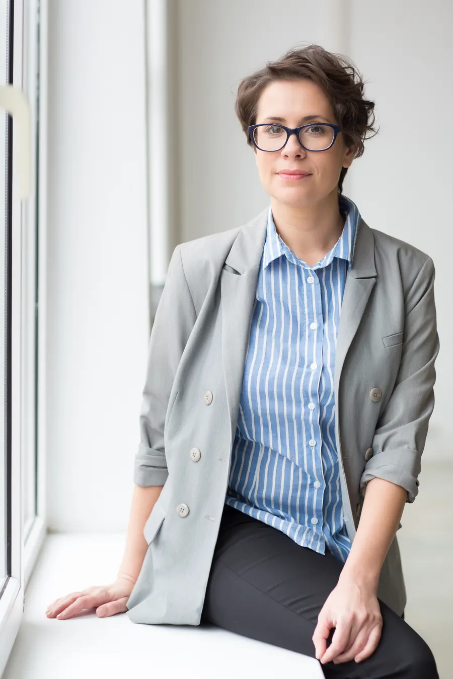 Portrait d'une avocate de 39 ans, bureau lumineux, tenue sobre, regard direct