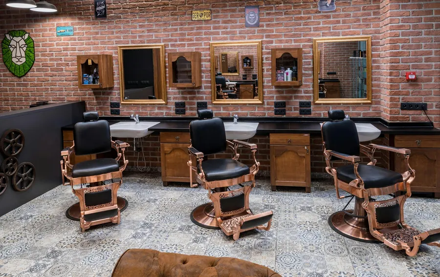 Vieux comptoir en chêne, carrelage ancien et miroir biseauté, sans personne