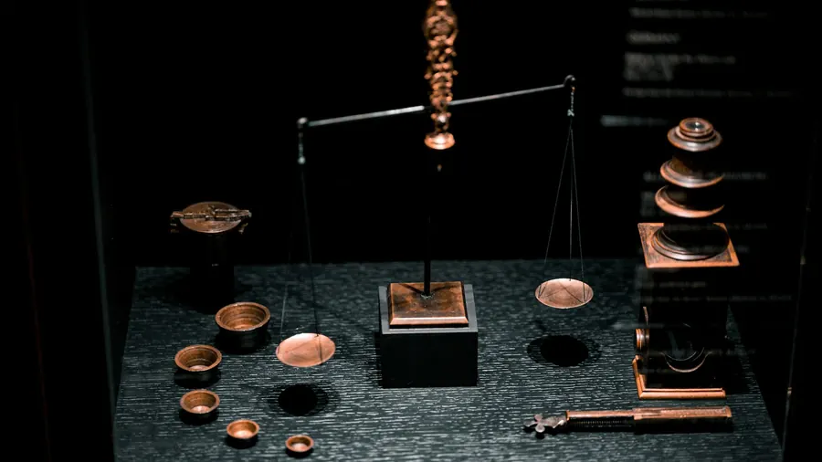 Balance ancienne avec poids dans une vitrine, sans carnet ni contrat visible