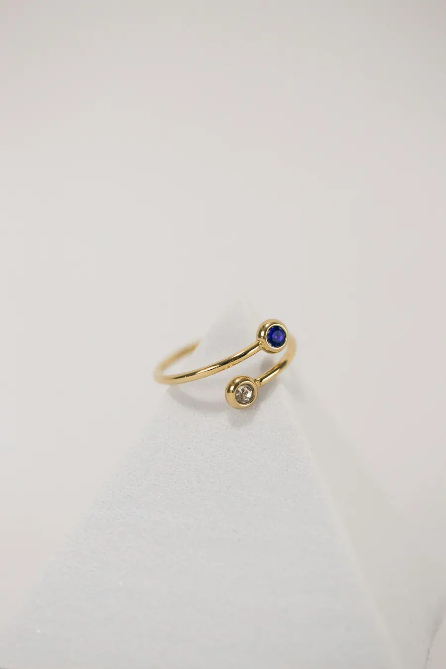 Bague toi et moi en or jaune, saphir bleu et diamant, macro