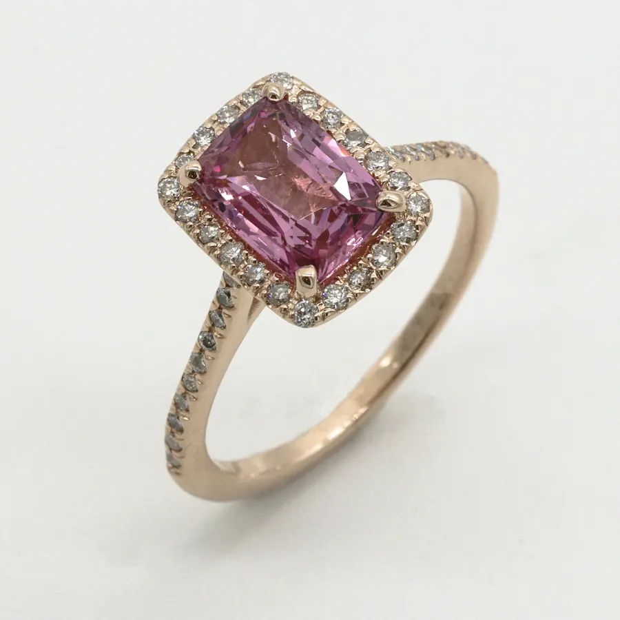 Bague en or rose avec tourmaline rose, sur pierre claire