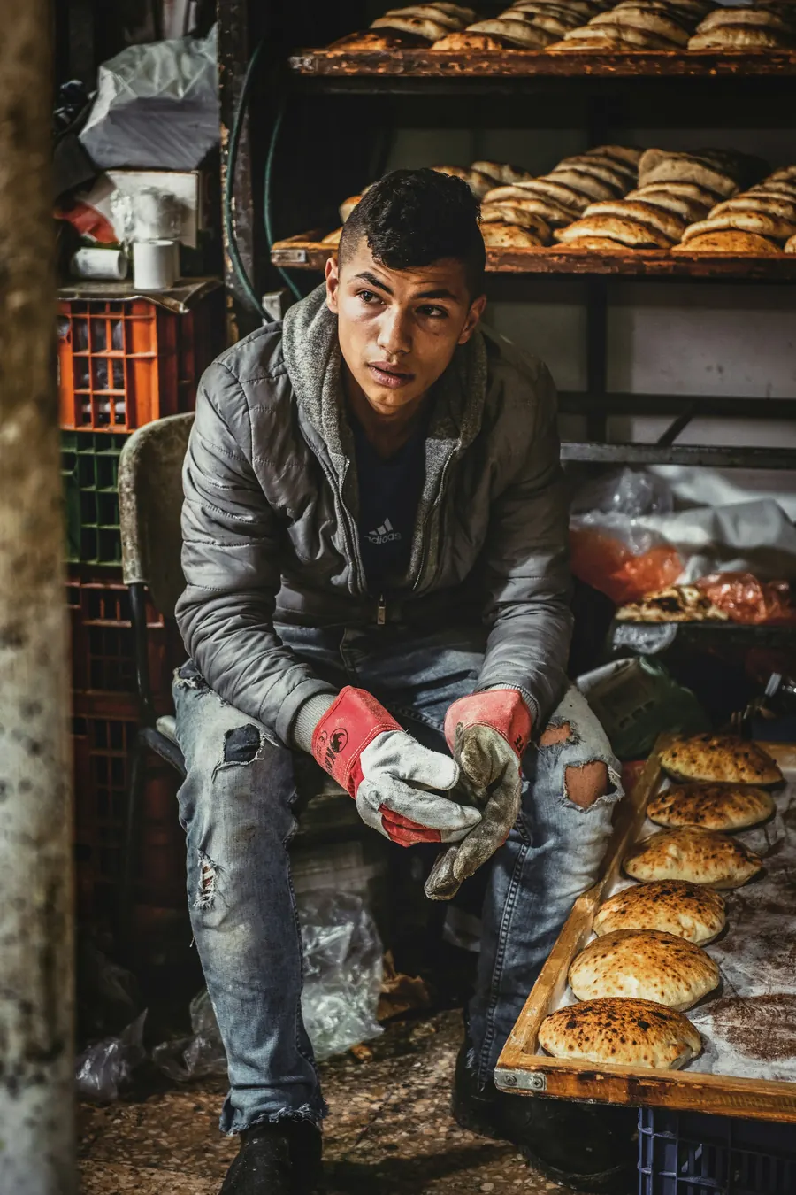 Apprenti de 17 ans qui sort des baguettes du four