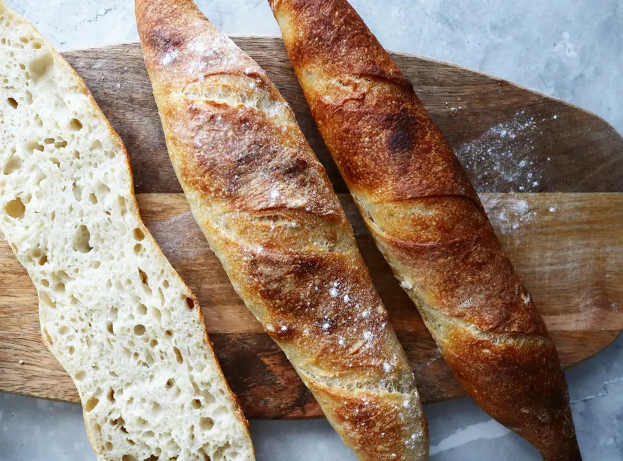 Baguettes de tradition bien cuites sur une grille en bois