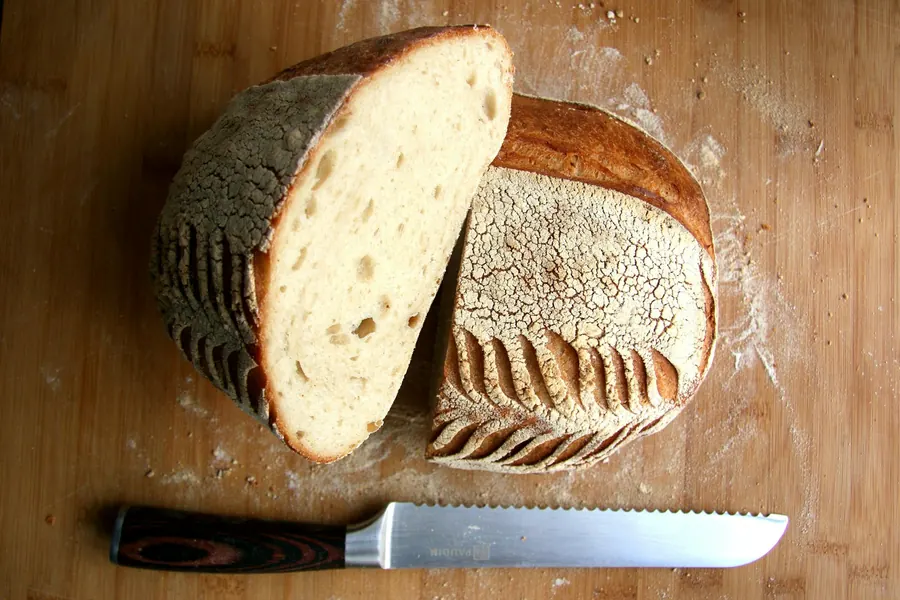 Grosse miche au levain, croûte épaisse, une tranche coupée