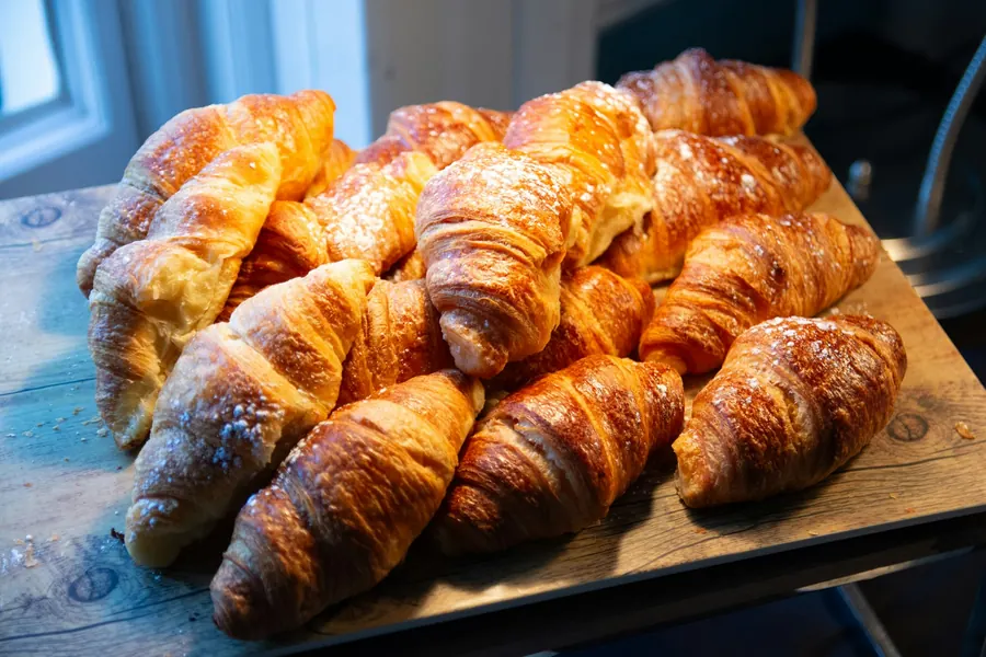 Croissants pur beurre dorés sur une plaque de cuisson