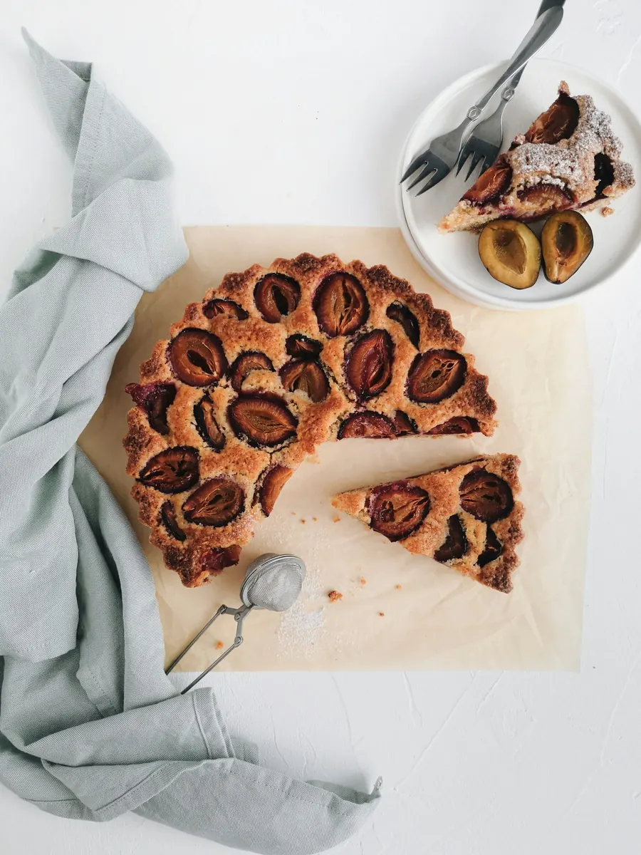 Pâté aux prunes reine-claude coupé en parts