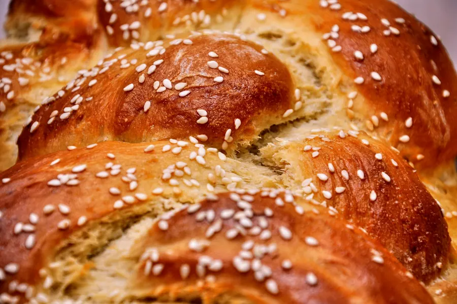 Brioches tressées dorées sur une plaque de cuisson