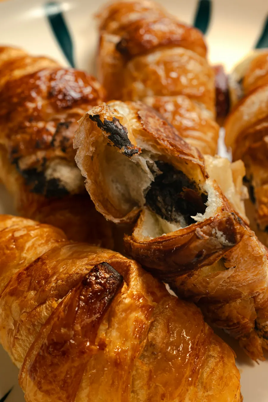 Pains au chocolat alignés en vitrine