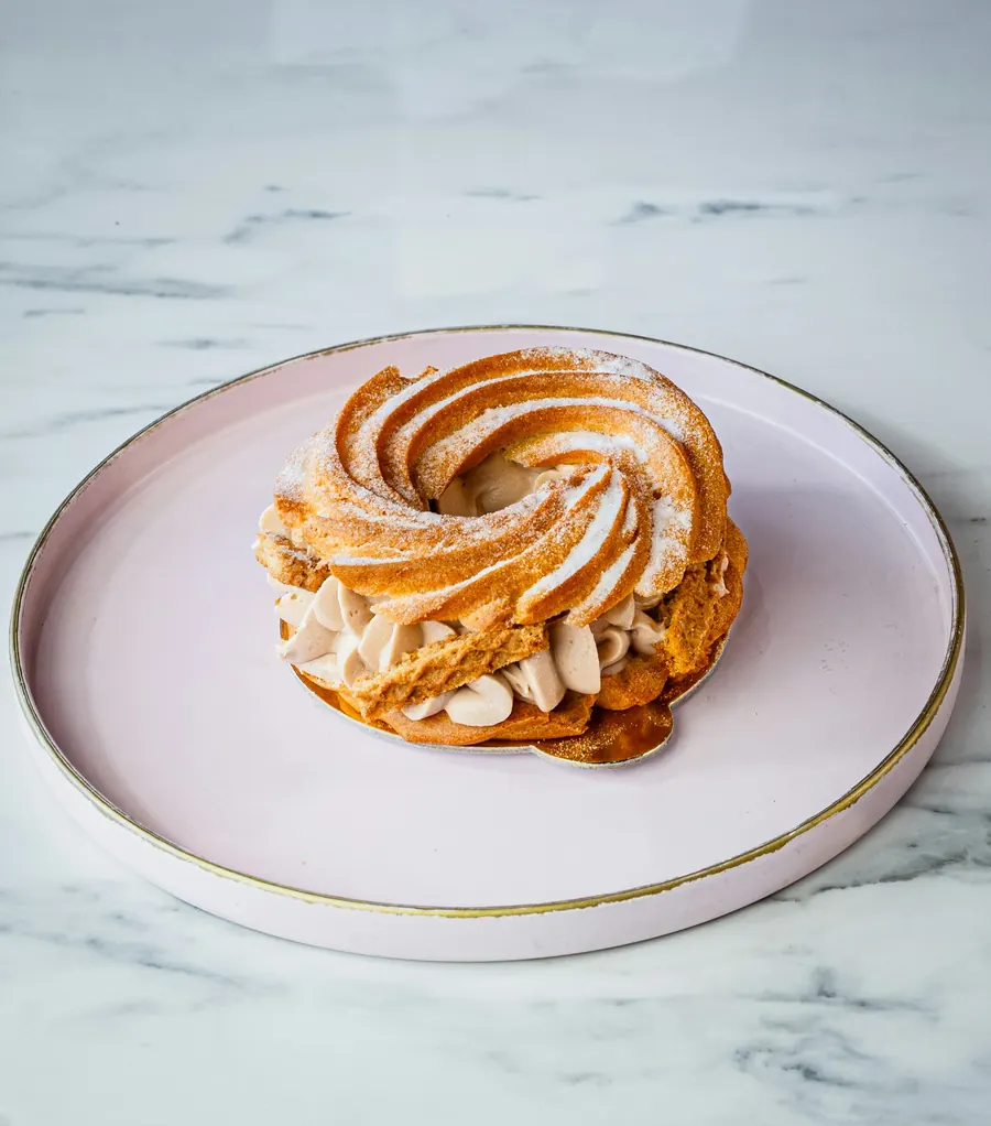Paris-brest six parts, crème pralinée, amandes effilées