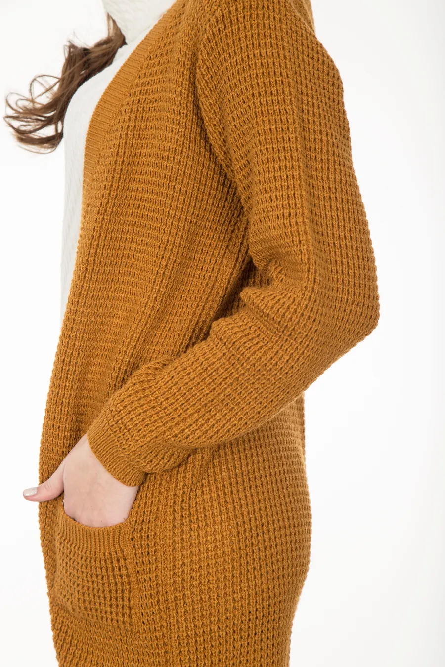 Cardigan côtelé caramel porté, cadrage buste, fond clair