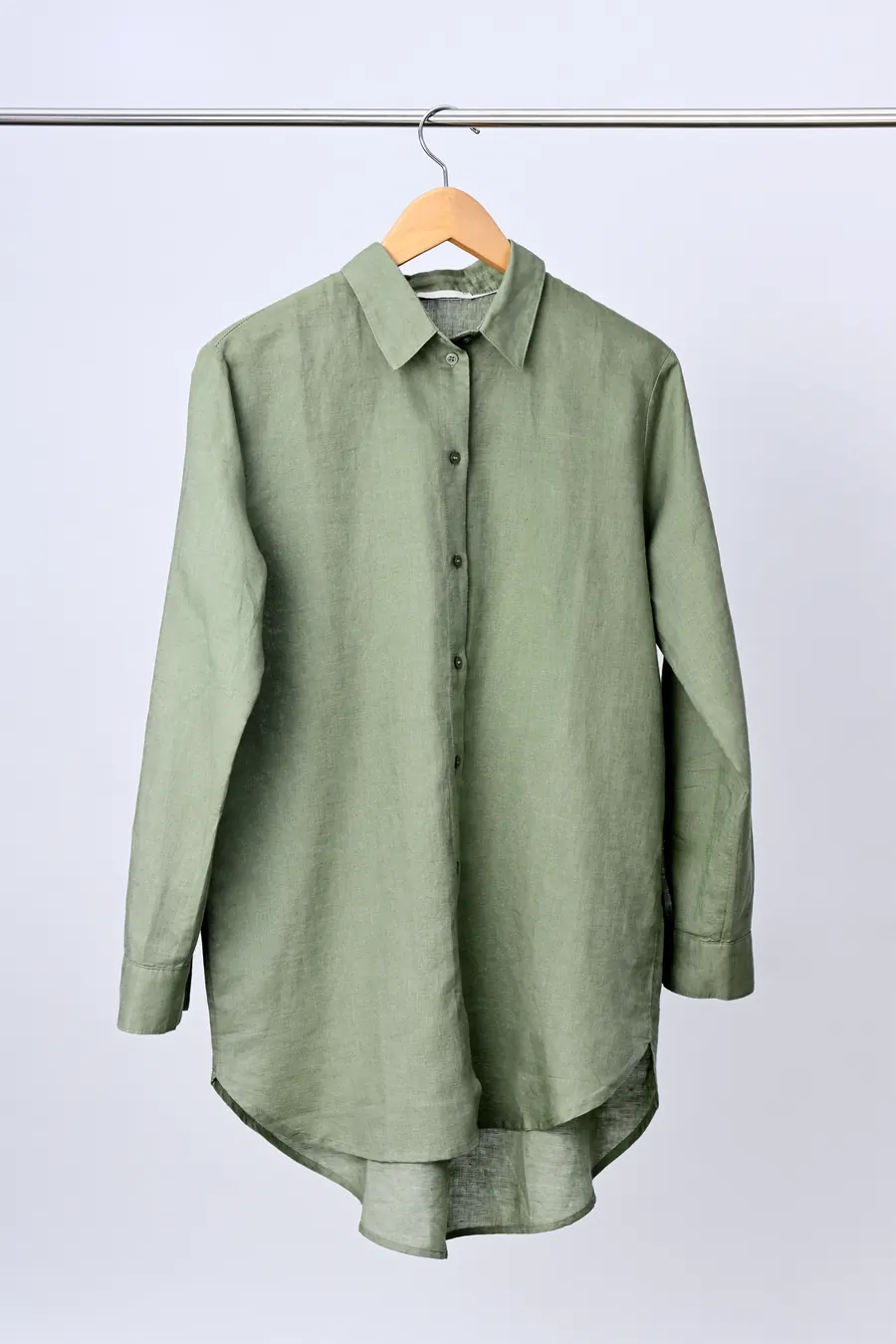 Chemise en lin lavé vert sauge sur cintre en bois