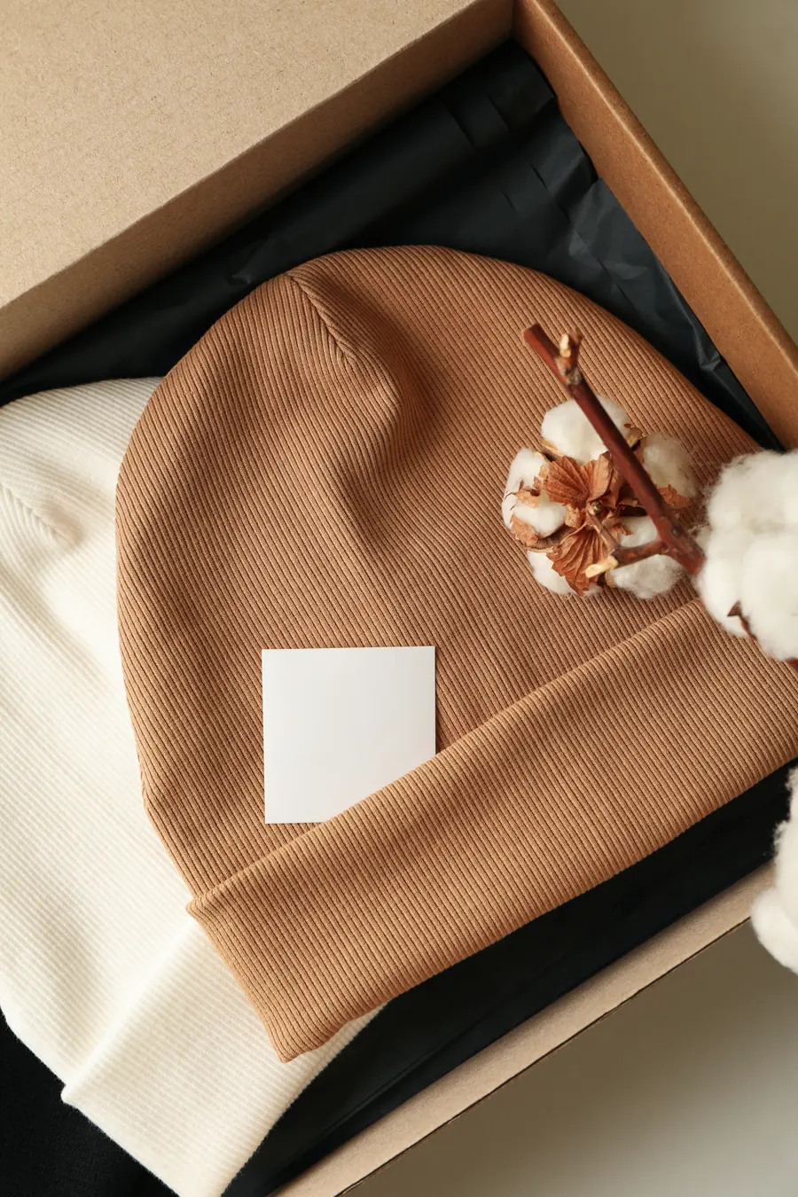 Coffret ouvert avec écharpe et bonnet, papier de soie, ruban de coton
