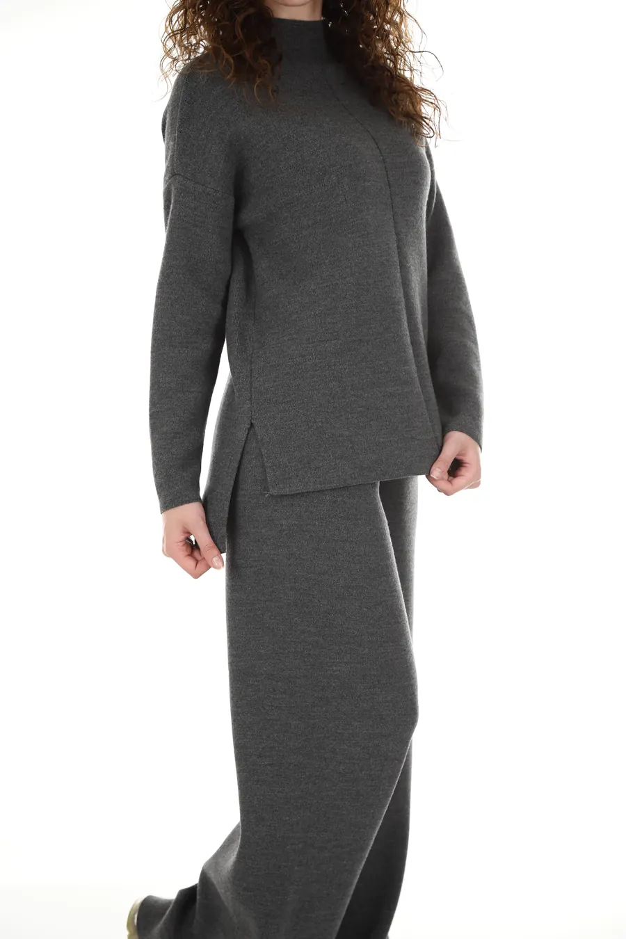 Pantalon large gris chiné porté, en marche, cadrage jambes et taille