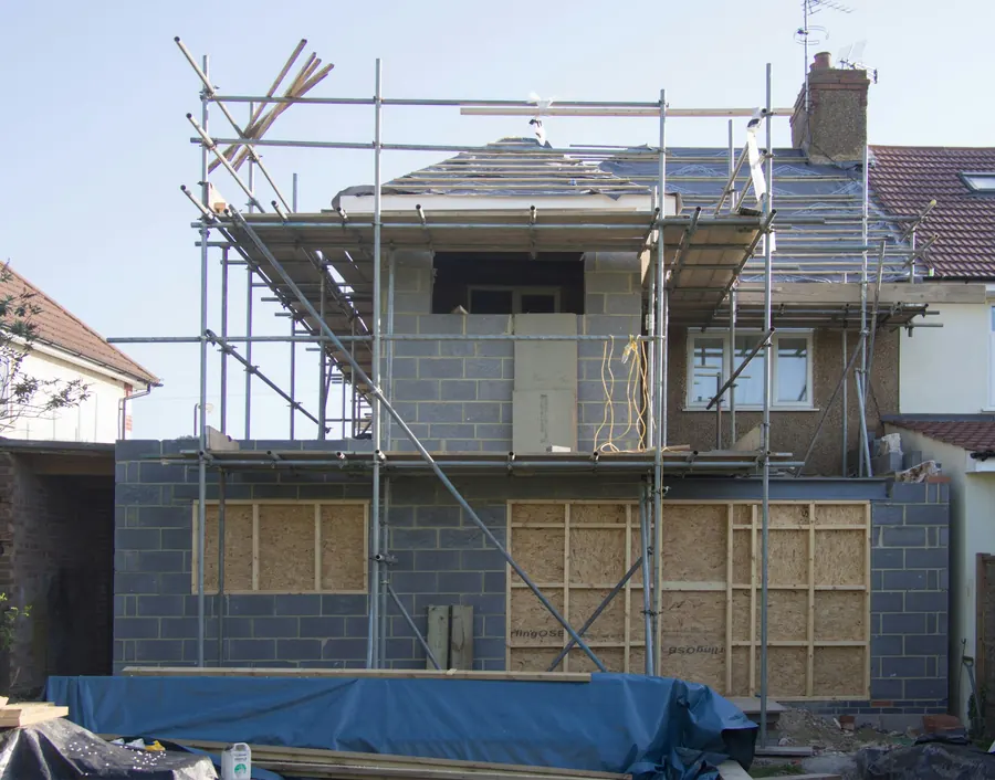 Échafaudage et bâche isolante sur la façade d'un bâtiment en travaux