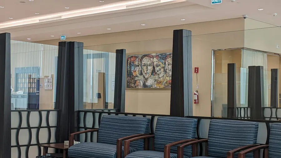 Salle d'attente moderne avec rangées de chaises bleues