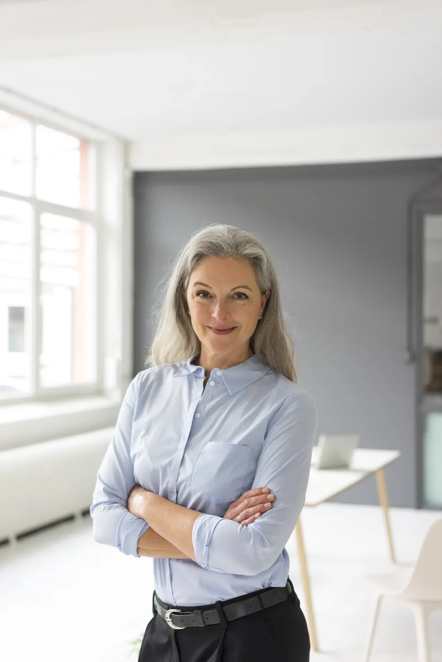 Portrait d'Anne, associée, bureau lumineux