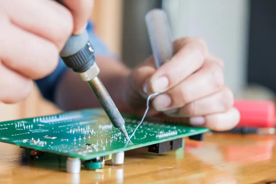 Soudure d'un composant sur une carte électronique