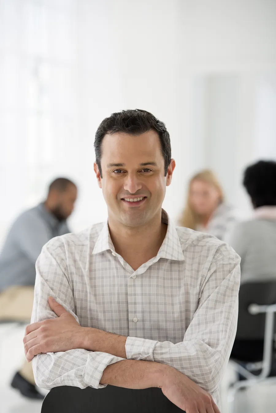 Portrait de Julien, associé, chemise sans cravate
