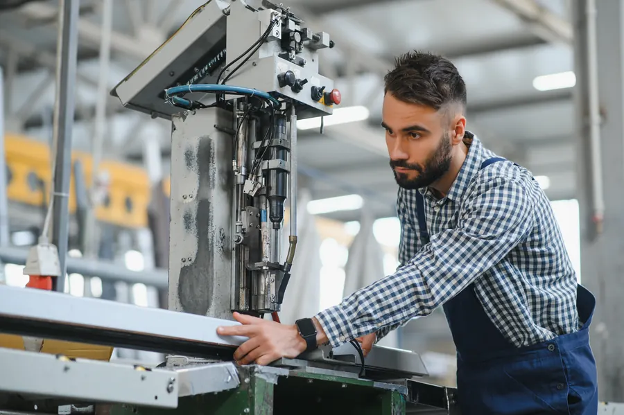 Technicien de maintenance sur une ligne de production