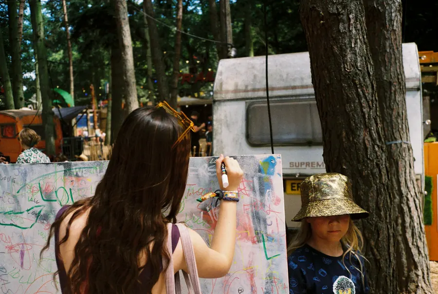 Animatrice et enfants pendant une activité en plein air