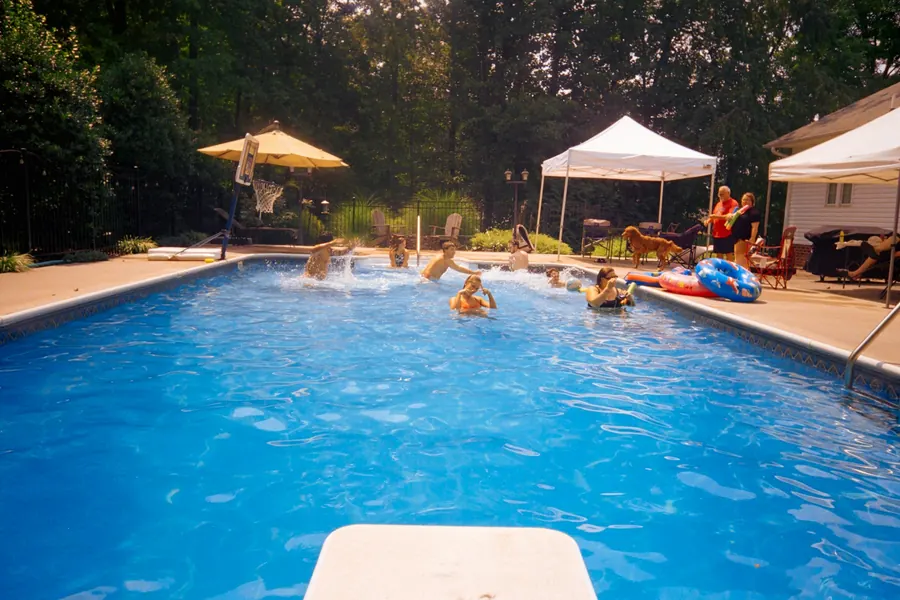 Piscine extérieure du camping, enfants dans l'eau, transats