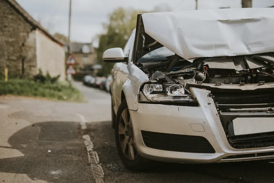 Face avant enfoncée d'une voiture familiale, lumière naturelle