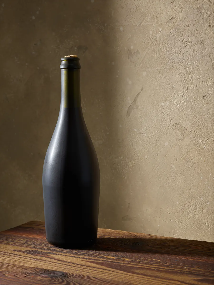 Bouteille de bourgogne blanc sur une étagère de cave en pierre