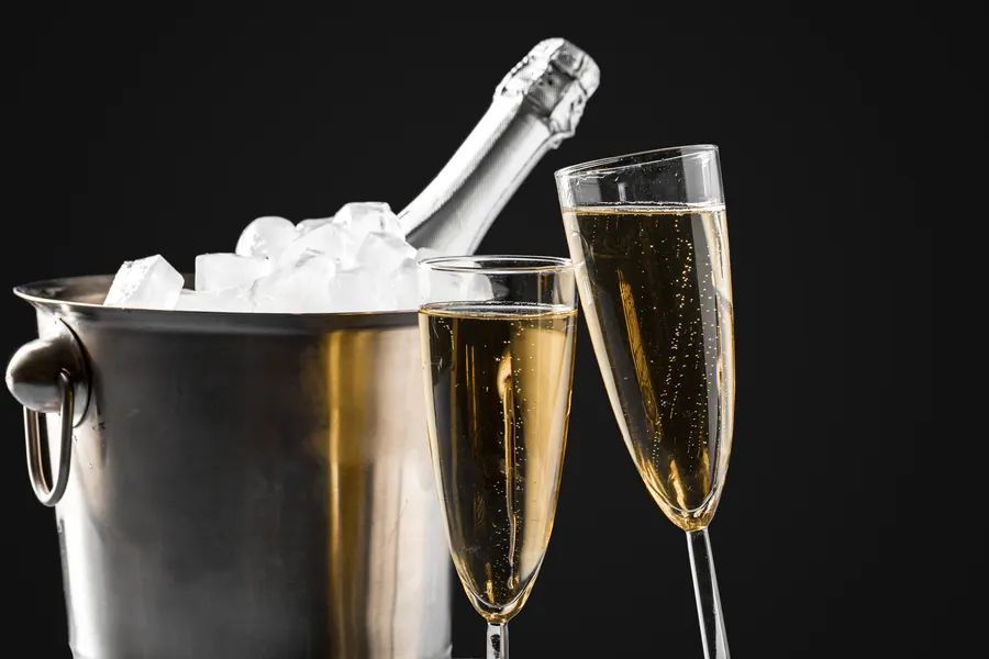 Bouteille de crémant dans un seau à glace, deux flûtes