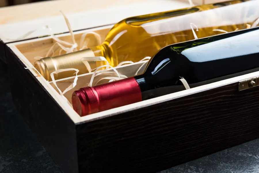 Coffret en bois avec deux bouteilles et une carte écrite à la main
