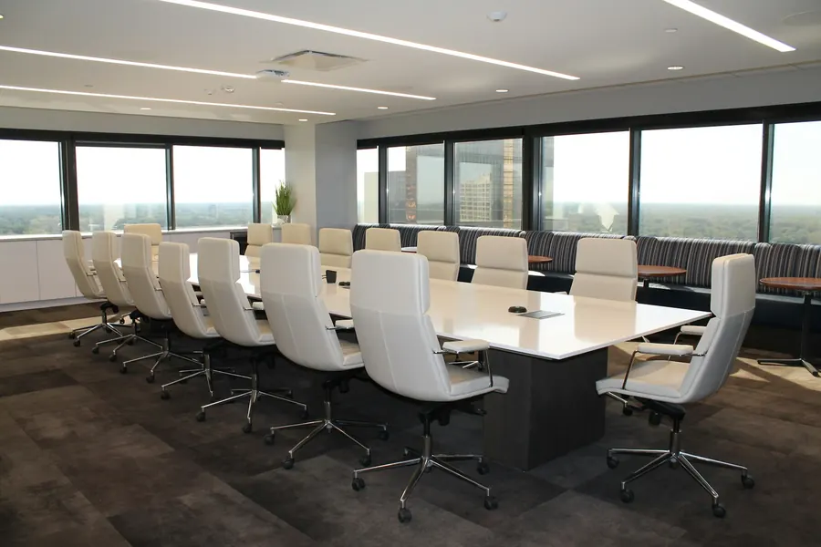 Salle de réunion vide avec de nombreux fauteuils, vue sur la ville