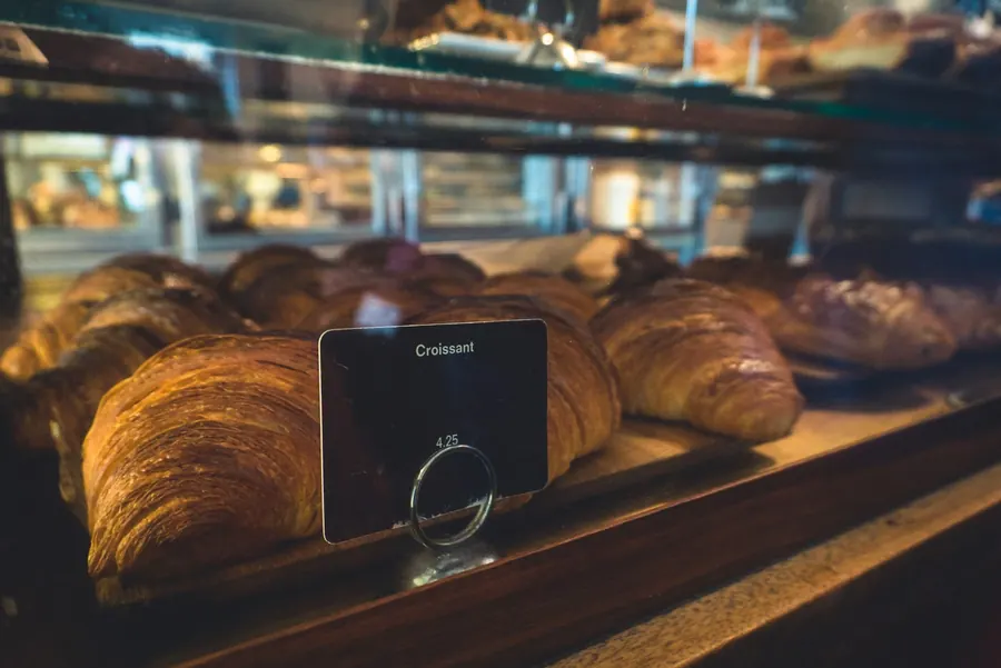 Croissants dans une vitrine de boulangerie