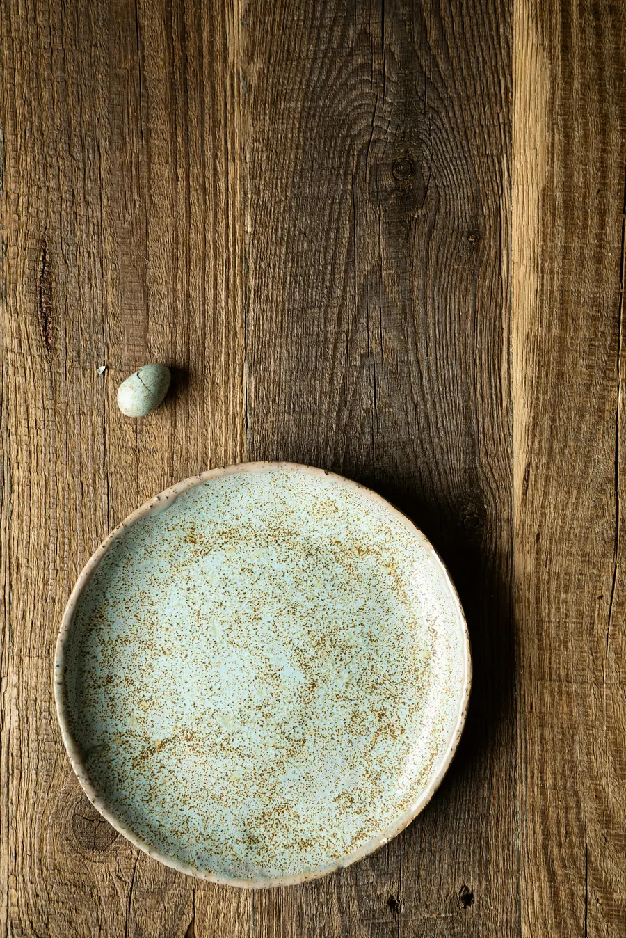 Assiettes en grès avec un petit défaut d'émail visible