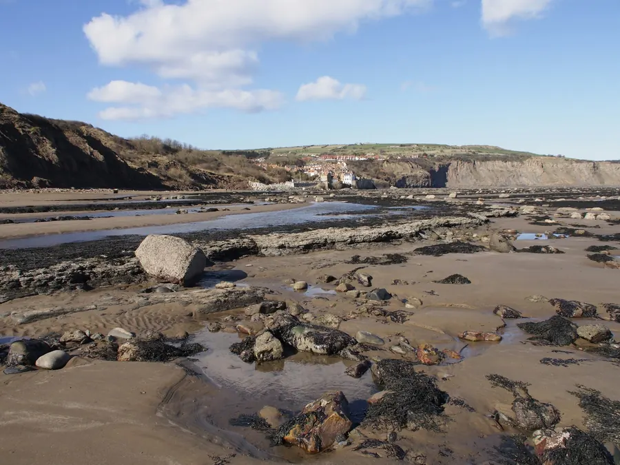 Plage rocheuse avec de gros blocs de pierre à marée basse