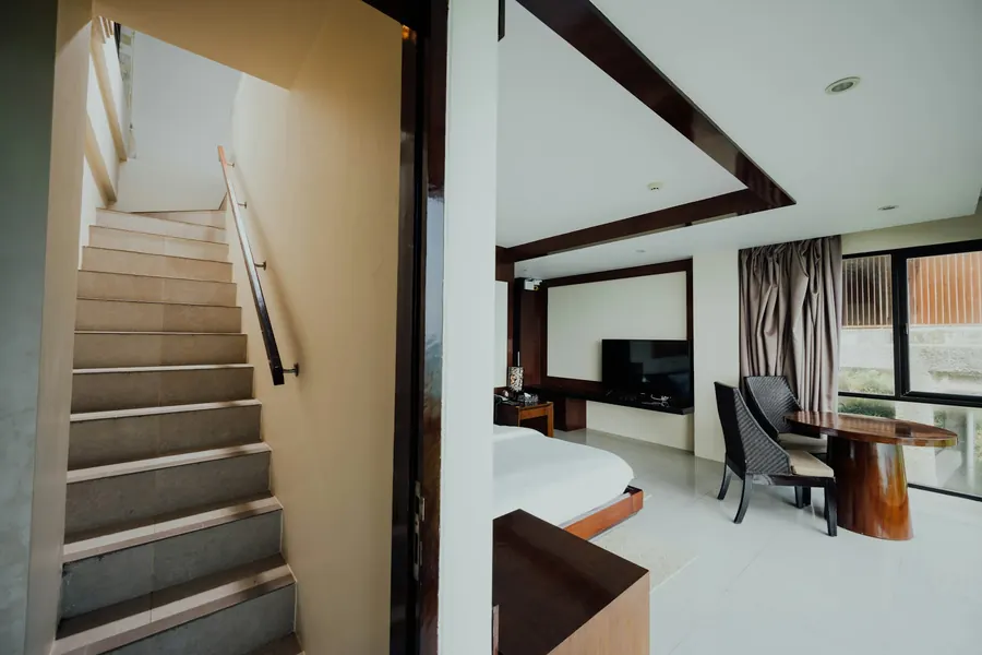 Suite avec escalier intérieur menant à un coin salon