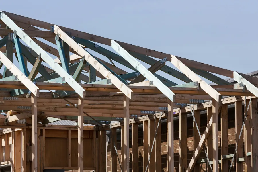 Charpente en bois d'un bâtiment neuf en construction