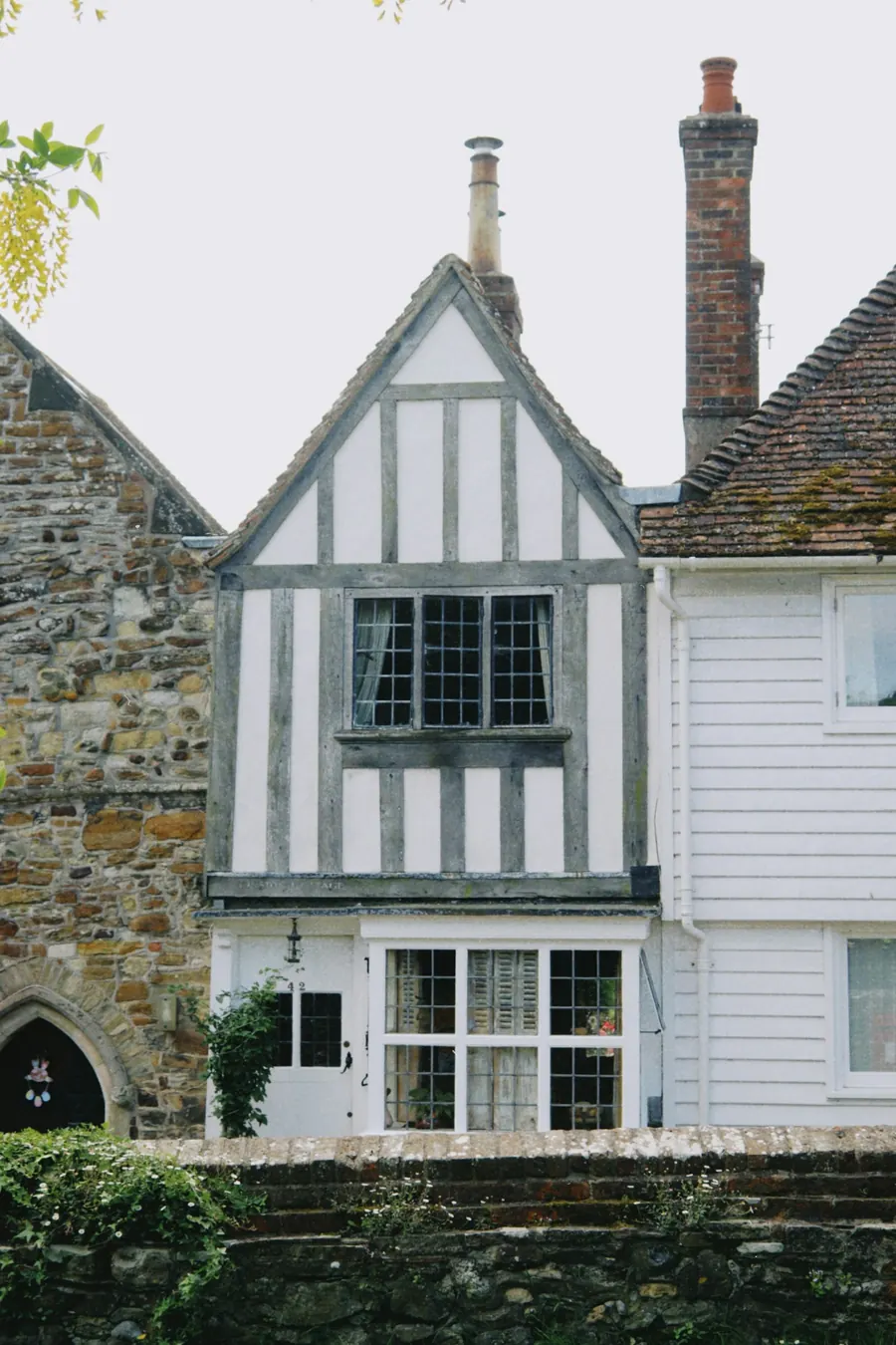 Maison à colombages grise et blanche, façade ancienne
