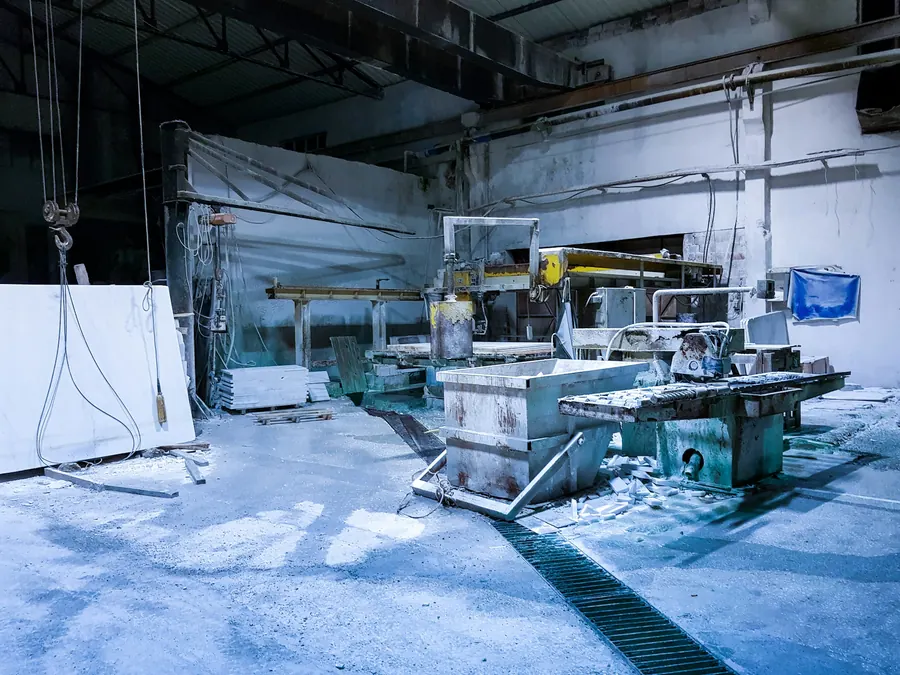 Bâti de machine en acier mécano-soudé, peint en gris, posé sur tréteaux
