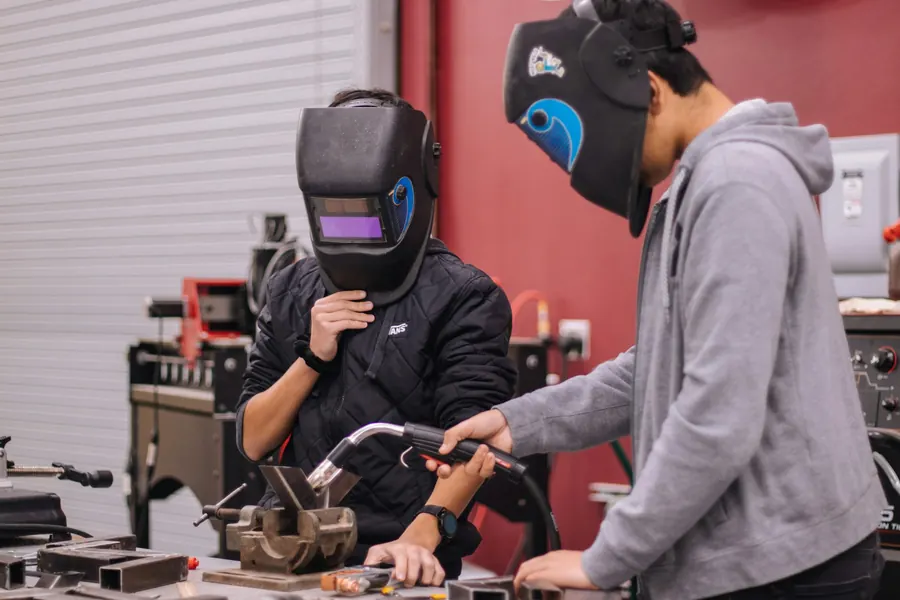 Deux soudeurs qui travaillent ensemble dans un atelier