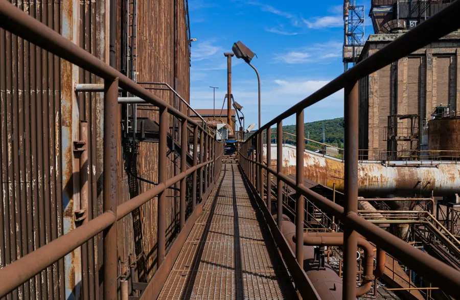 Passerelle métallique surélevée traversant une zone industrielle