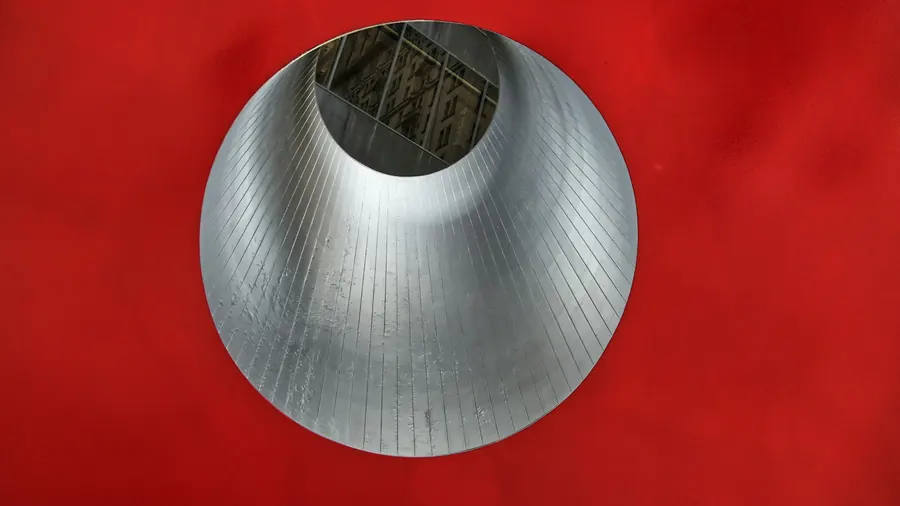 Intérieur poli et brillant d'une trémie métallique conique