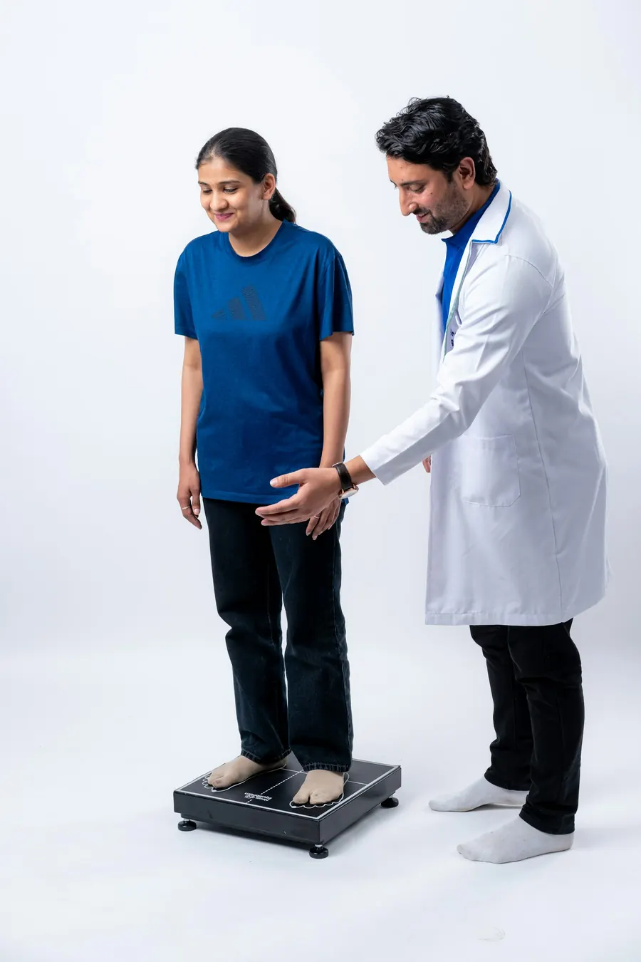 Praticien qui évalue la posture d'un patient debout