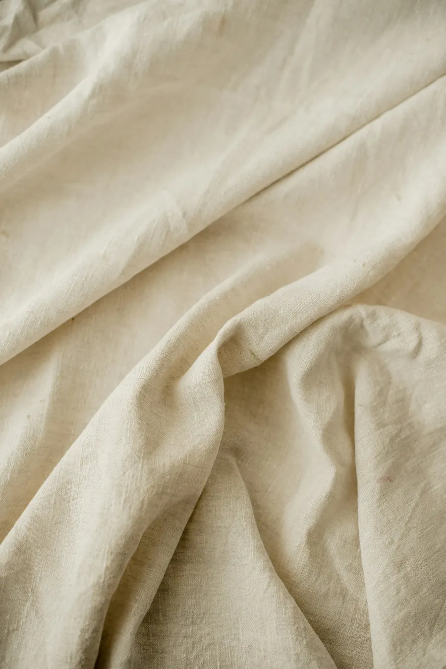 Drapé de lin blanc, plis souples, lumière naturelle